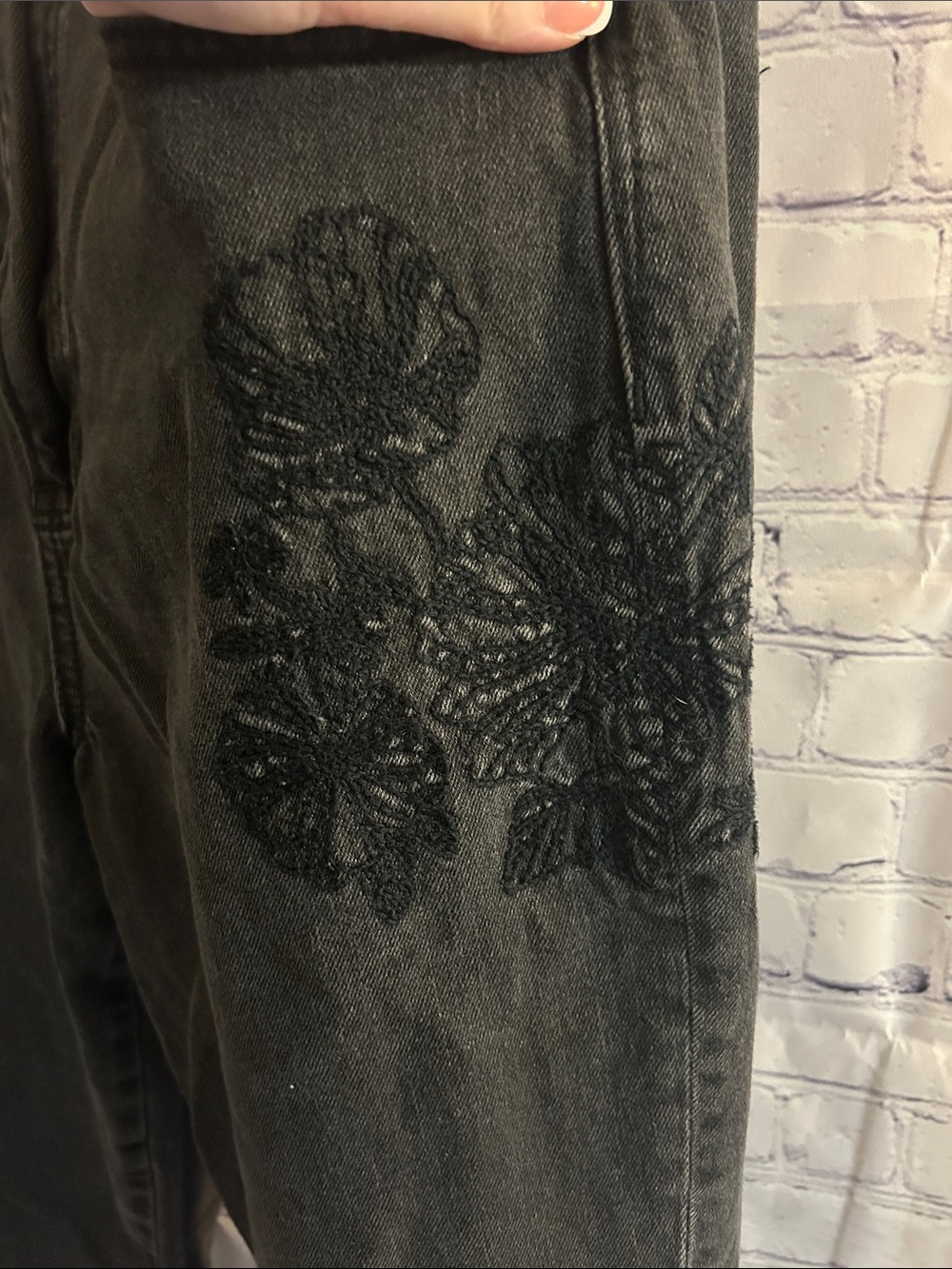 American Eagle Outfitters Black Mom Jeans with Embroidery Size Women’s 12 LONG - Picture 2 of 8